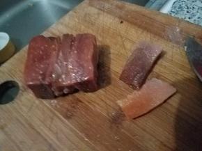 蒸过的火腿去皮，去掉肥肉再切成薄片，再切碎，切到和海米碎差不多大小即可。