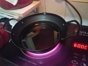 在锅里放入500ml油，烧至5成热，转中小火，将干贝丝倒进去。