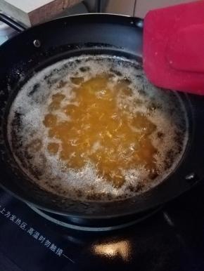 保持中小火，5成热油温，炸约5分钟至干贝丝变成浅金黄色。