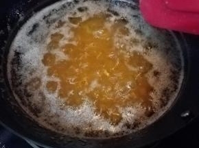 保持中小火，5成热油温，炸约5分钟至干贝丝变成浅金黄色。