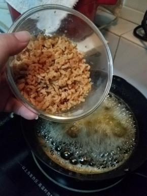 下海米碎，继续炸3-5分钟。