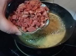 再下火腿碎，至这三样食材都脱水，变成金黄色。