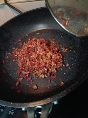 捞出到另一口锅里待用。