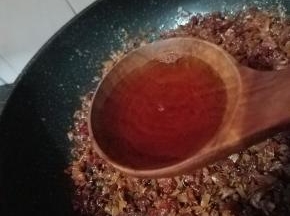 另一个炉灶开小火，往捞出的干贝、海米和火腿中倒入4大勺料酒、2大勺生抽、5大勺蚝油、一大勺糖，和之前蒸干贝和火腿出的汤汁，拌匀后小火熬煮。
