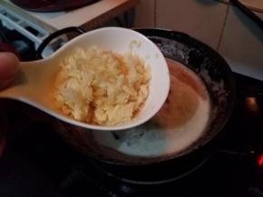 待洋葱炸至浅金黄色后，下蒜末，继续炸约7、8分钟，至洋葱碎和蒜末都焦黄即可关火。