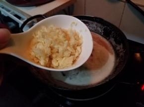 待洋葱炸至浅金黄色后，下蒜末，继续炸约7、8分钟，至洋葱碎和蒜末都焦黄即可关火。
