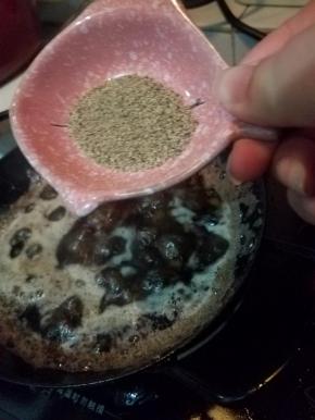 立刻加入黑胡椒，拌匀即可。