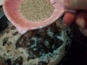 立刻加入黑胡椒，拌匀即可。