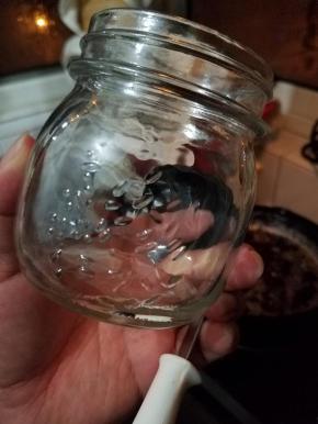 待酱料稍凉后，转移至消毒过的瓶子中，至离瓶口一公分处停止，擦干净瓶口即可密封。