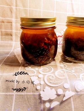 做好的XO酱放置几天，等食材互相融合后味道更好。