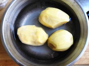 1.	将土豆去皮清洗干净，