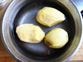 1.	将土豆去皮清洗干净，