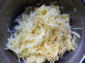 2.	把土豆刨丝
