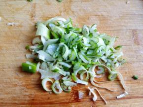 3.	葱切碎，