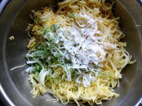 5.	土豆丝里再加入葱花和面粉，