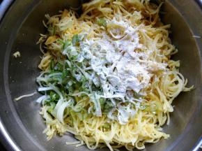 5.	土豆丝里再加入葱花和面粉，