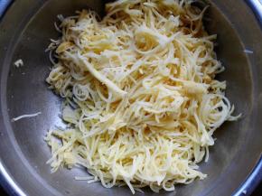 4.	在土豆丝里加入盐，拌匀，