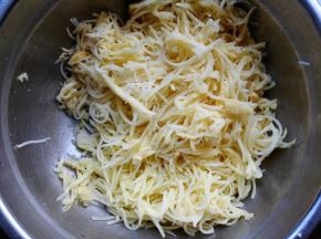 4.	在土豆丝里加入盐，拌匀，