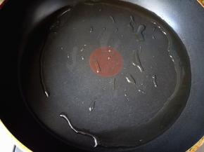 7.	平底锅里放入适量油，