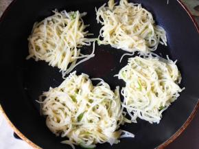 8.	油热了之后，把拌好的土豆丝放入锅里，