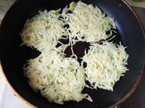 9.	再用锅铲将其压扁，