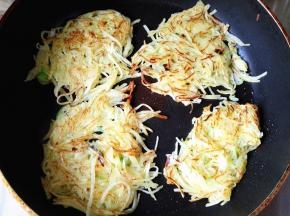 10.	煎至金黄之后，翻面再煎，