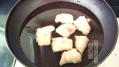 锅里倒入清水把猪蹄，猪皮焯水，洗净，沥干。（一定要沥干，猪皮接触糖浆会噼里啪啦）