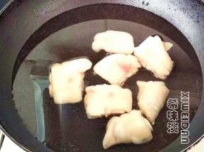 锅里倒入清水把猪蹄，猪皮焯水，洗净，沥干。（一定要沥干，猪皮接触糖浆会噼里啪啦）
