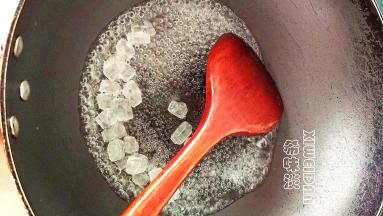 熬糖色，锅里加一点水倒入冰糖熬到琥珀色