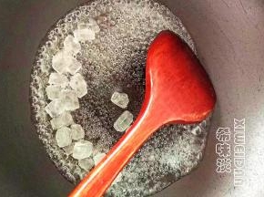 熬糖色，锅里加一点水倒入冰糖熬到琥珀色