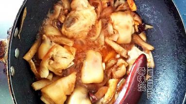 锅里加入一小碗清水（可以啤酒代替）倒入加两勺辣豆酱，翻动一下盖锅盖，沸腾就关火