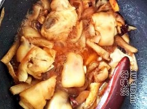 锅里加入一小碗清水（可以啤酒代替）倒入加两勺辣豆酱，翻动一下盖锅盖，沸腾就关火