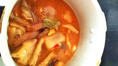 把炒锅里的食物全部倒入高压锅，加水没过食材，高压大火10分钟，小火20分钟。关火，没气后装盘