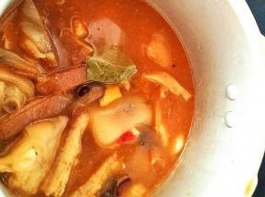 把炒锅里的食物全部倒入高压锅，加水没过食材，高压大火10分钟，小火20分钟。关火，没气后装盘