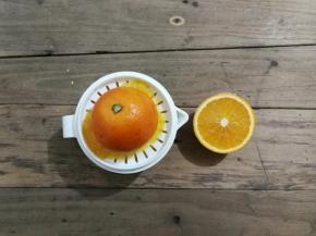 把橙子用盐洗净，切半挤出橙汁备用