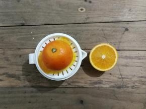 把橙子用盐洗净，切半挤出橙汁备用