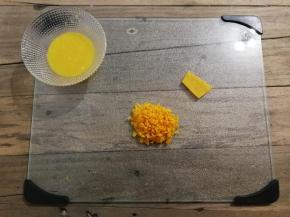 把橙皮去掉白膜，一定要去除干净，切丁备用