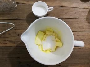 黄油室温软化，分3次加入细砂糖打发至稍膨大