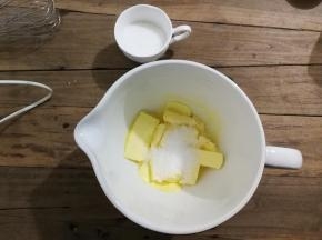 黄油室温软化，分3次加入细砂糖打发至稍膨大