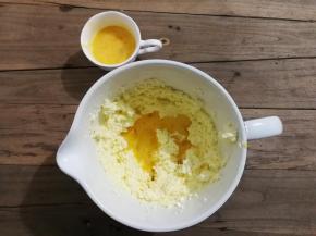 再把鸡蛋液也分3次加入黄油里，每次吸收完再倒入，避免油水分离