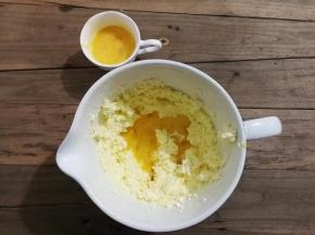 再把鸡蛋液也分3次加入黄油里，每次吸收完再倒入，避免油水分离
