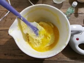 再把橙汁和朗姆酒倒入面糊中，也是电动打蛋器低速混合均匀