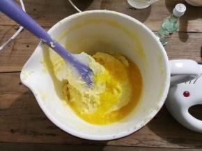 再把橙汁和朗姆酒倒入面糊中，也是电动打蛋器低速混合均匀