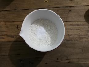 把低筋面粉，泡打粉，盐混合均匀备用