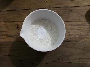 把低筋面粉，泡打粉，盐混合均匀备用