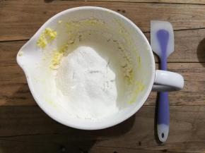 把混合好面粉的筛入黄油中，用电动打蛋器低速混合均匀