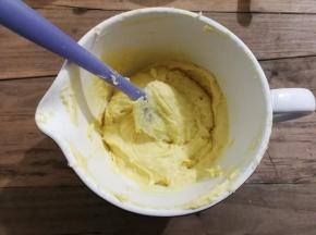 混合成黏糊的面糊状态，无颗粒干粉即可