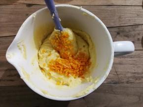 再把橙皮丁倒入面糊中，翻拌均匀