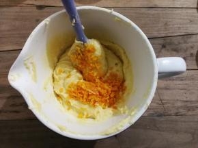 再把橙皮丁倒入面糊中，翻拌均匀