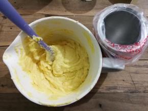 找一个罐子套上裱花袋，把面糊装入